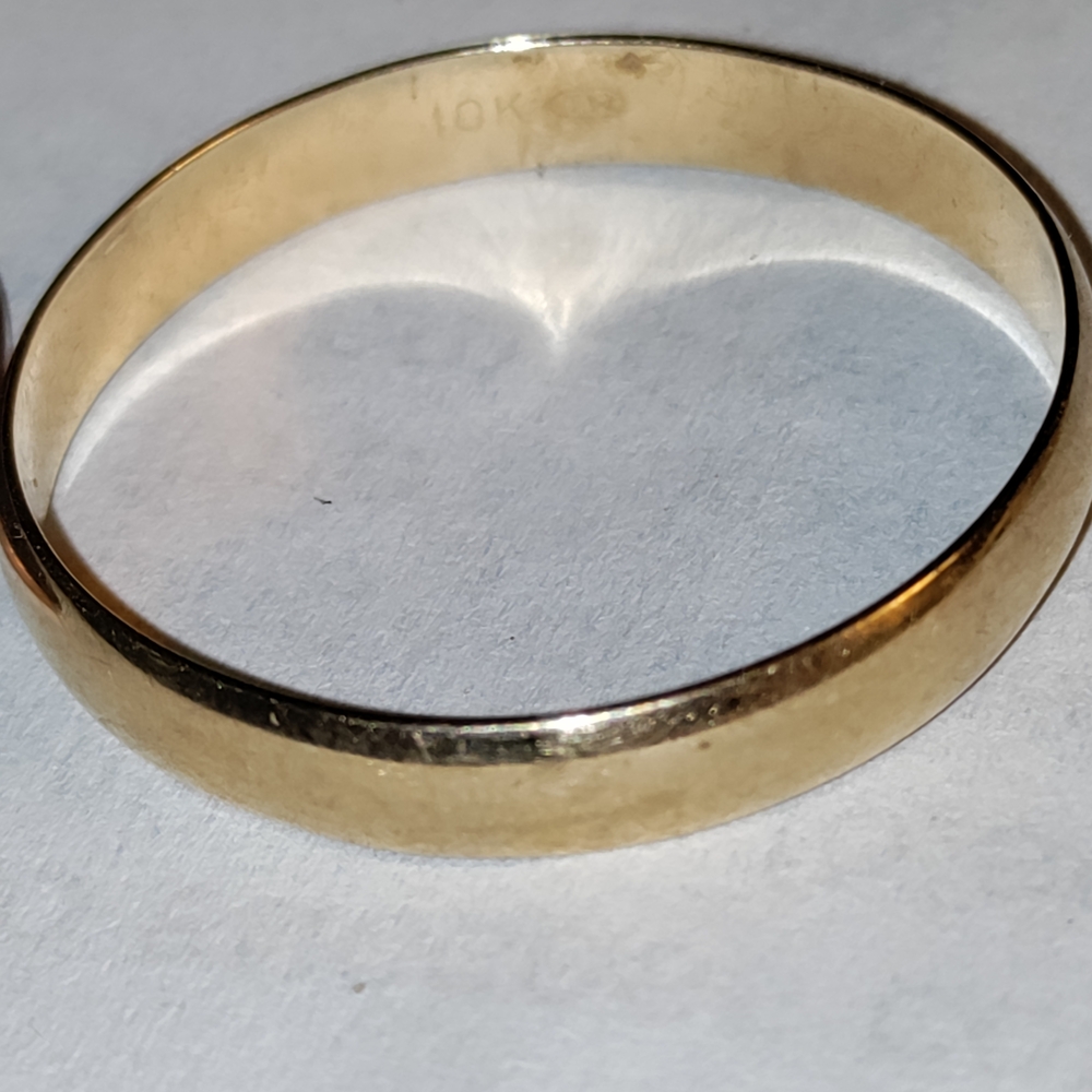 Elegant Gold Band Ring